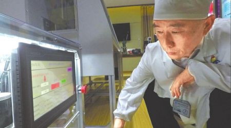 指尖演绎砂布芭蕾 中国航天火工品制造第一人杨尹渝
