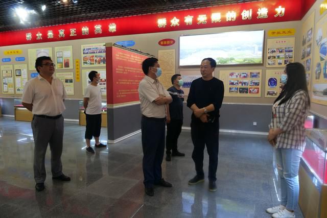 湖北咸宁市档案馆馆长李城外赴玉立集团征集收藏黎珊玉管理专著