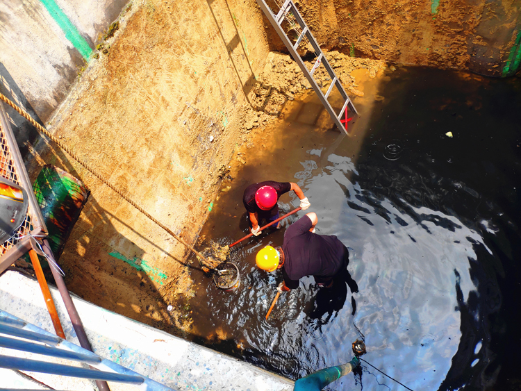 电冶公司完成白刚玉冷却水蓄水池清淤工作